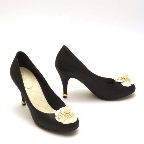 CHANEL BLACK LEATHER PUMPS WITH WHITE CAMELIA SIZE:37